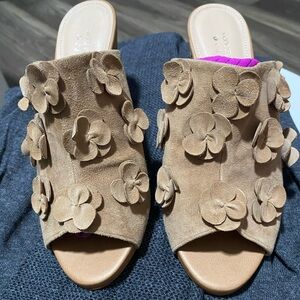 MEJ Mode et Jacomo - Carino Women’s Tan Suede Floral Peep-Toe Mules/Heels US 6